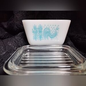 Vintage Pyrex Butterprint fridge cup with lid 